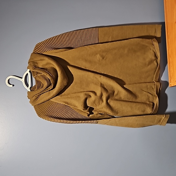 Green hoodie - Picture 2 of 3